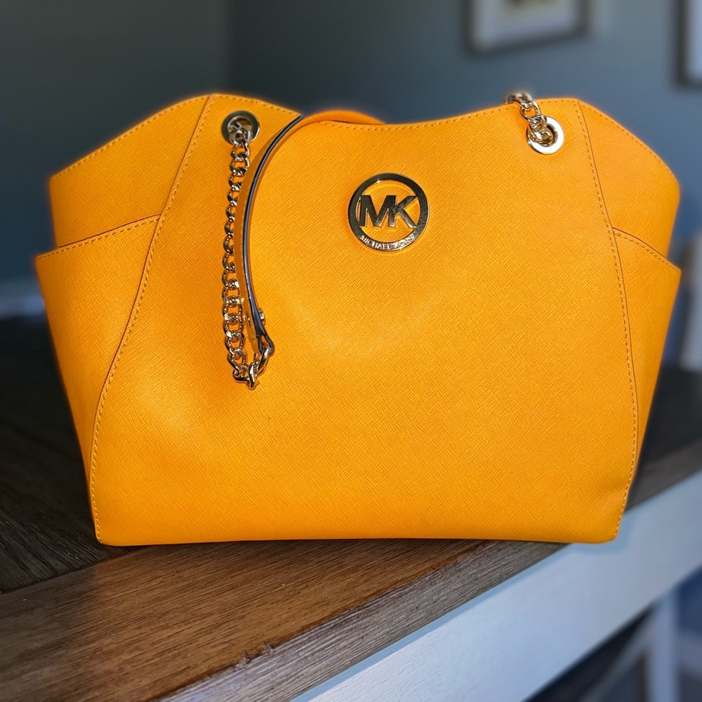 Michael Kors purse Like new! Excellent conditions 💛